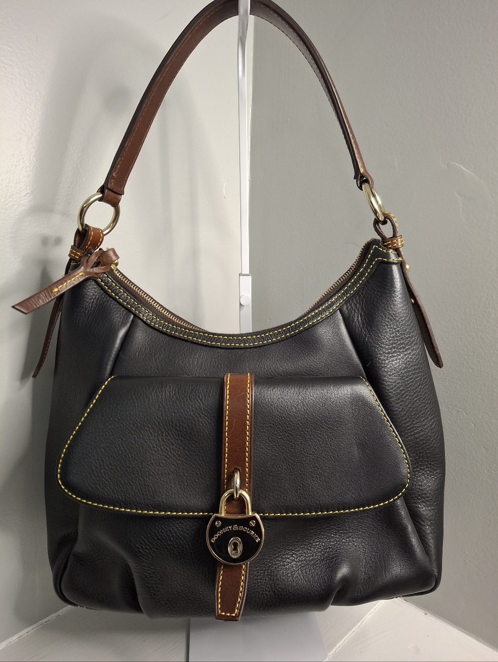 Dooney & Bourke Samba black pebbled leather logo lock hobo shoulder bag EUC